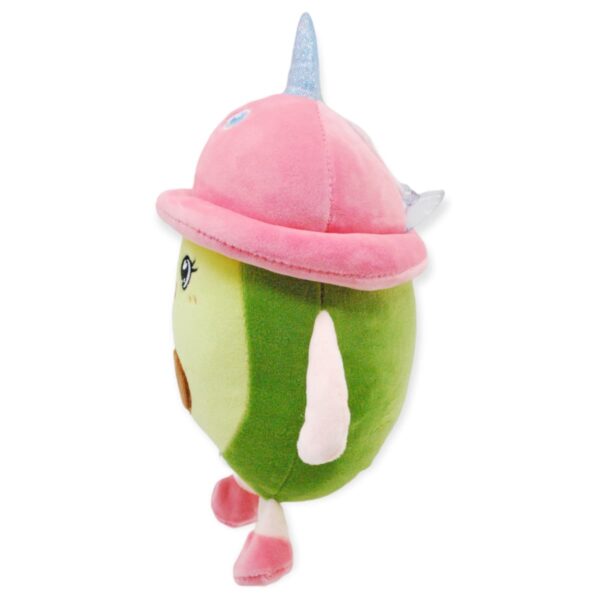 Peluche de aguacate con gorra rosa de lado