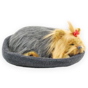 perro de peluche yorkie dormido