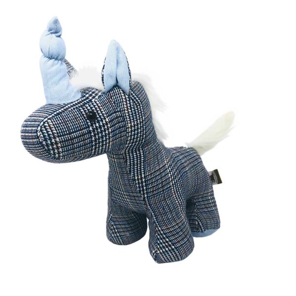 unicornio de peluche cuadriculado con cuerno azul