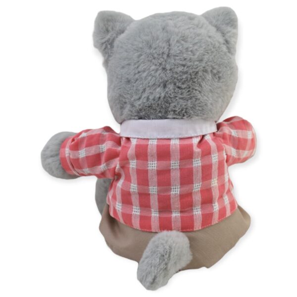 gato de peluche gris camisa rosa 3