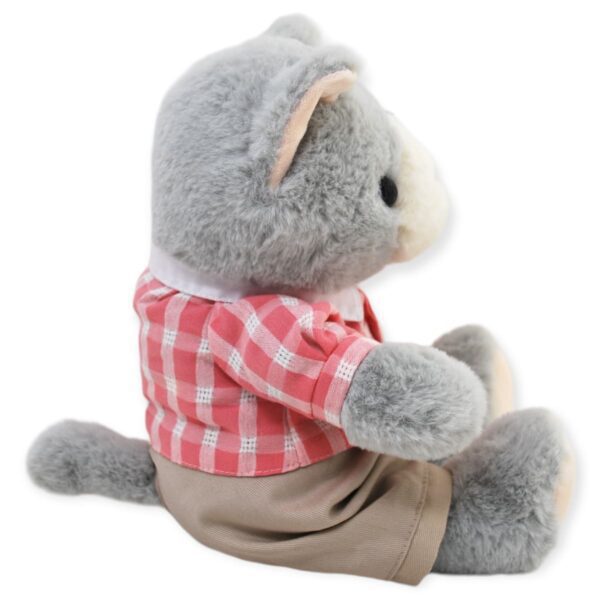 gato de peluche gris camisa rosa 4