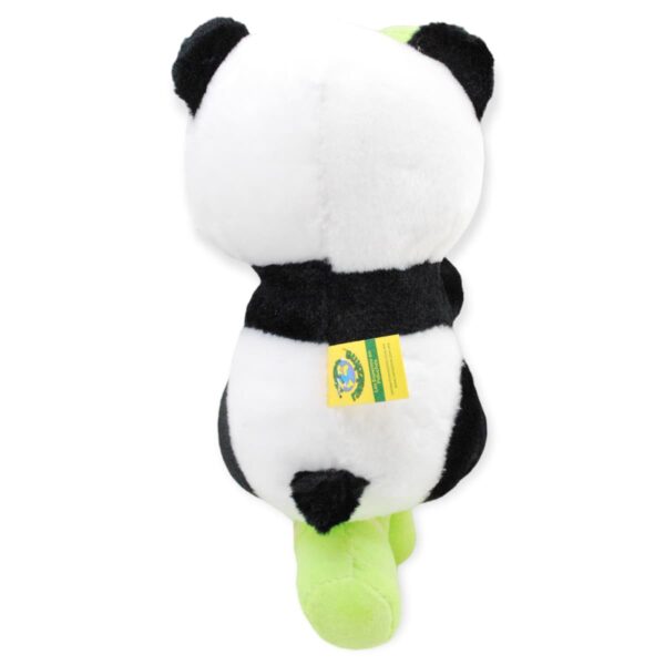 panda de peluche colgado de un bambu 3