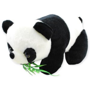 panda de peluche comiendo hojas de bambu