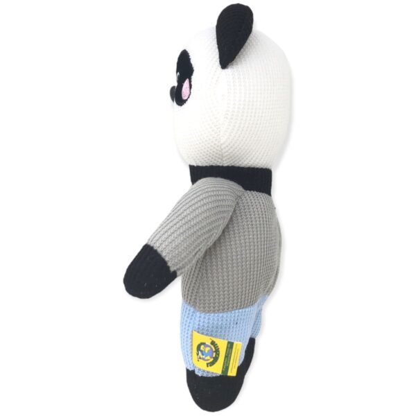 panda de peluche sueter gris pantalon azul 3