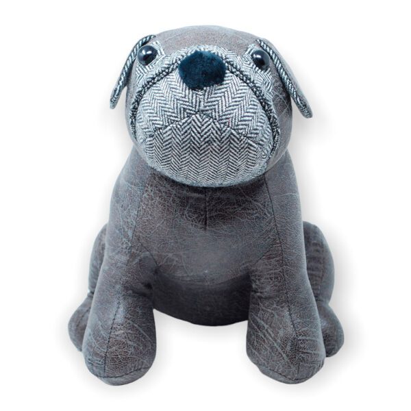 perro de peluche gris pug