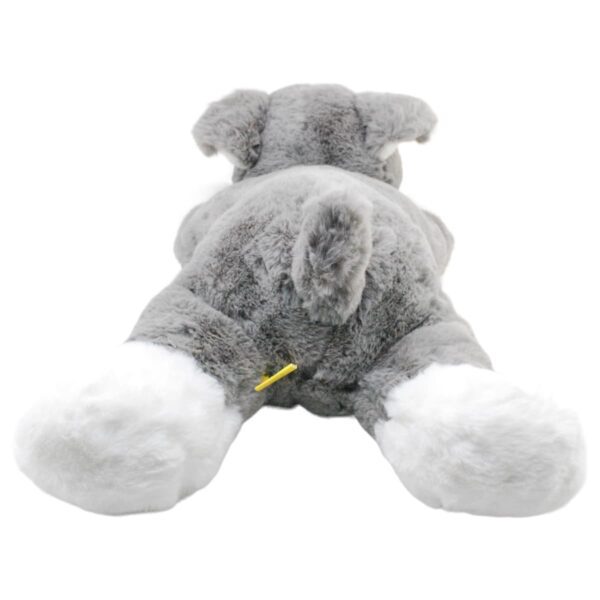 perro schnauzer de peluche gris acostado 3