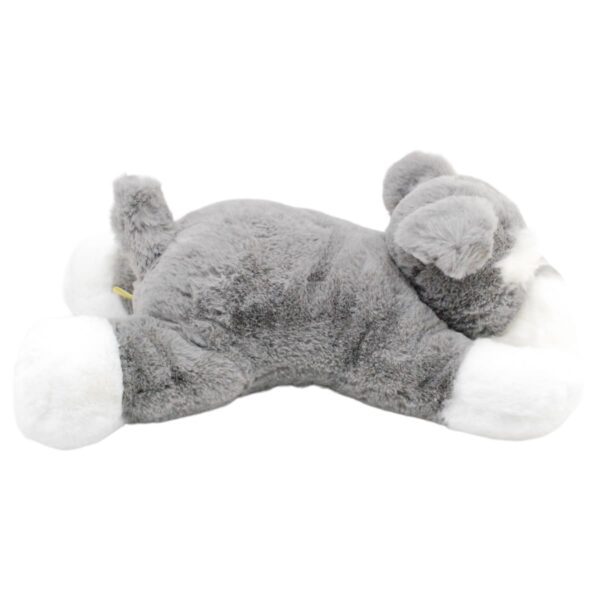 perro schnauzer de peluche gris acostado 4